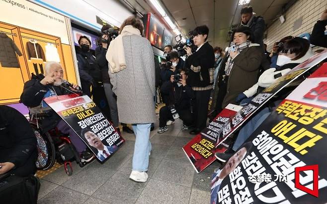 24일 서울 지하철 4호선 혜화역에서 전국장애인차별철폐연대(전장연)가 장애인 권리 예산 보장 등을 요구하며 기자회견을 열고 지하철 탑승시위를 벌이고 있다.  사진=조용준 기자 jun21@