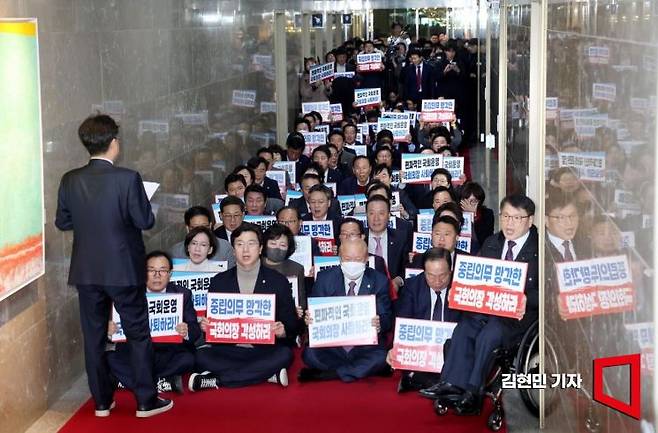 국민의힘 의원들이 30일 본회의를 앞두고 국회의장실 앞에서 연좌 농성을 하고 있다. 사진=김현민 기자 kimhyun81@