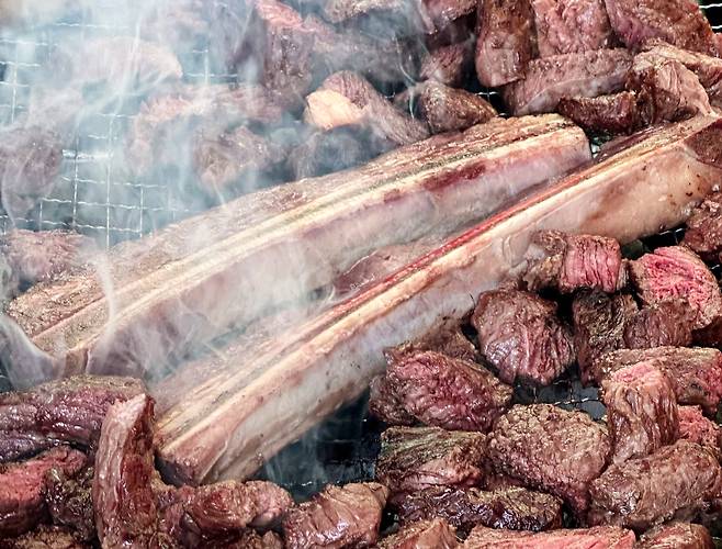 버번에 어울리는 바비큐 요리. 사진은 우대 갈비를 숯불에 굽고 있는 모습. /김지호 기자