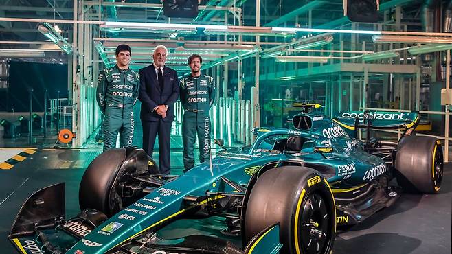 캐나다 억만장자 로렌스 스트롤(가운데)은 2020년 애스턴마틴을 인수해 활력을 불어넣고 있다. 현재 F1 애스턴마틴 팀에는 회장 아들인 렌스 스트롤(26·왼쪽)이 활약하고 있다. 스트롤 회장은 아들을 F1 선수로 키우기 위해 8000만달러(약 1000억원)를 썼다. /애스턴마틴