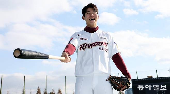 프로야구 키움의 2루수 김혜성이 28일 구단의 퓨처스리그(2군) 훈련장인 경기 고양국가대표야구장에서 배트를 들고 카메라 앞에 
섰다. ‘순간을 소중히’라는 구절을 가슴에 새기고 살아왔다는 김혜성은 휴식일인 이날도 오전부터 야구장으로 출근해 개인 훈련을 
했다. 김혜성은 2024시즌 이후 미국프로야구 메이저리그에 도전한다는 목표를 세웠다. 고양=최혁중 기자 
sajinman@donga.com