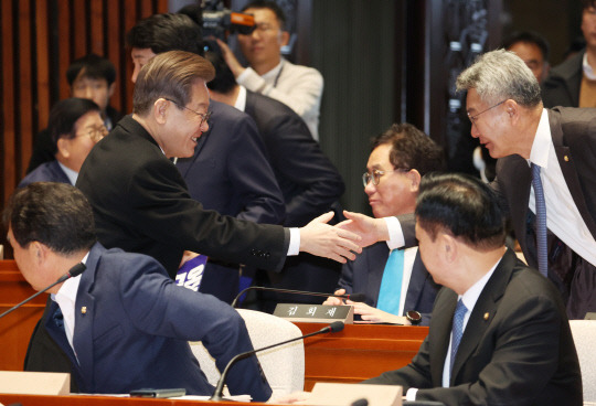 30일 국회에서 본회의 전 열린 더불어민주당 의원총회에서 이재명 대표가 동료 의원들과 인사하고 있다. 연합뉴스.