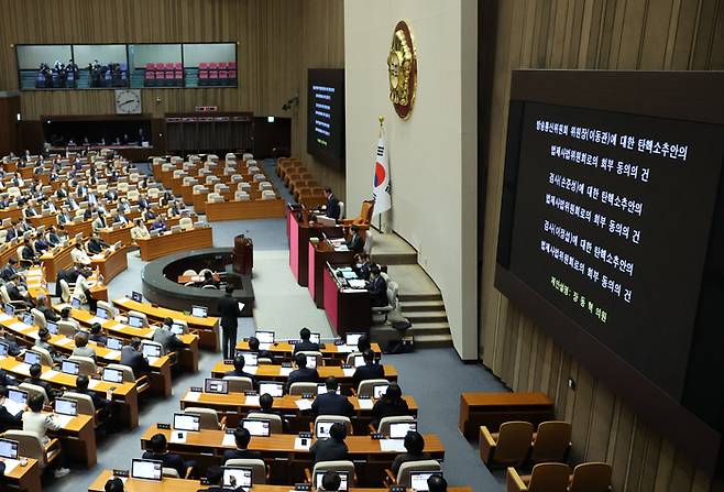 30일 국회 본회의에서 이동관 방통위원장 탄핵안 법사위 회부 동의 건 투표 결과가 나오고 있다.