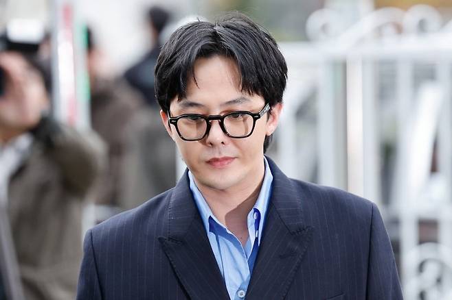 가수 지드래곤(본명 권지용·35)이 6일 '강남 유흥업소발 마약사건' 연루 의혹과 관련, 소환 조사를 받기 위해 인천 논현경찰서에 출석하고 있다. 2023.11.6/뉴스1 /사진=뉴스1