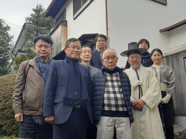 지난 1월 필자(왼쪽 둘째) 일행이 병문안 뒤 고인(왼쪽 셋째)과 찍은 사진. 필자 제공