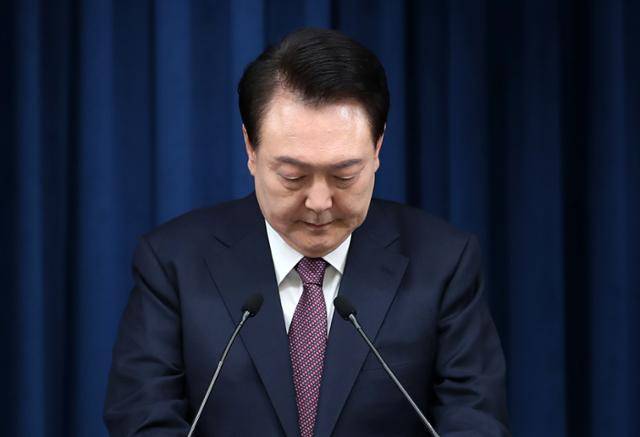 윤석열 대통령이 29일 용산 대통령실 청사에서 2030 부산세계박람회(엑스포) 유치 무산과 관련한 대국민 메시지를 발표하고 있다. 뉴스1