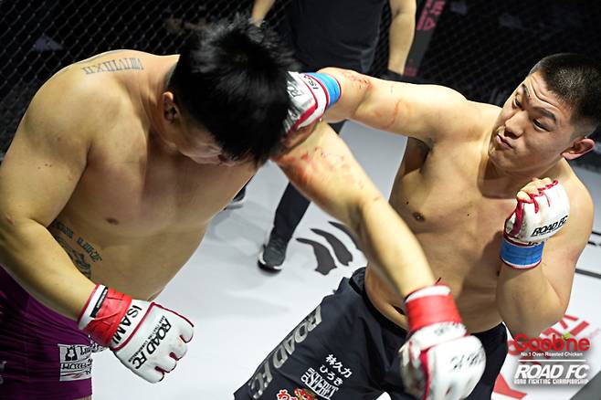 세키노 타이세이(오른쪽)가 다음 상대로 김태인을 외쳤다.(사진=로드FC)