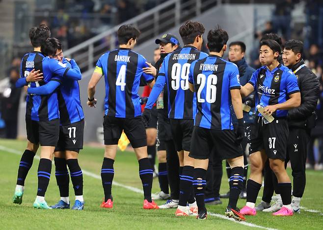 28일 오후 인천 중구 인천축구전용구장에서 열린 AFC 챔피언스리그 조별리그 인천 유나이티드와 요코하마 FM 경기에서 인천 홍시우의 선제골에 동료들이 기뻐하고 있다. 연합뉴스