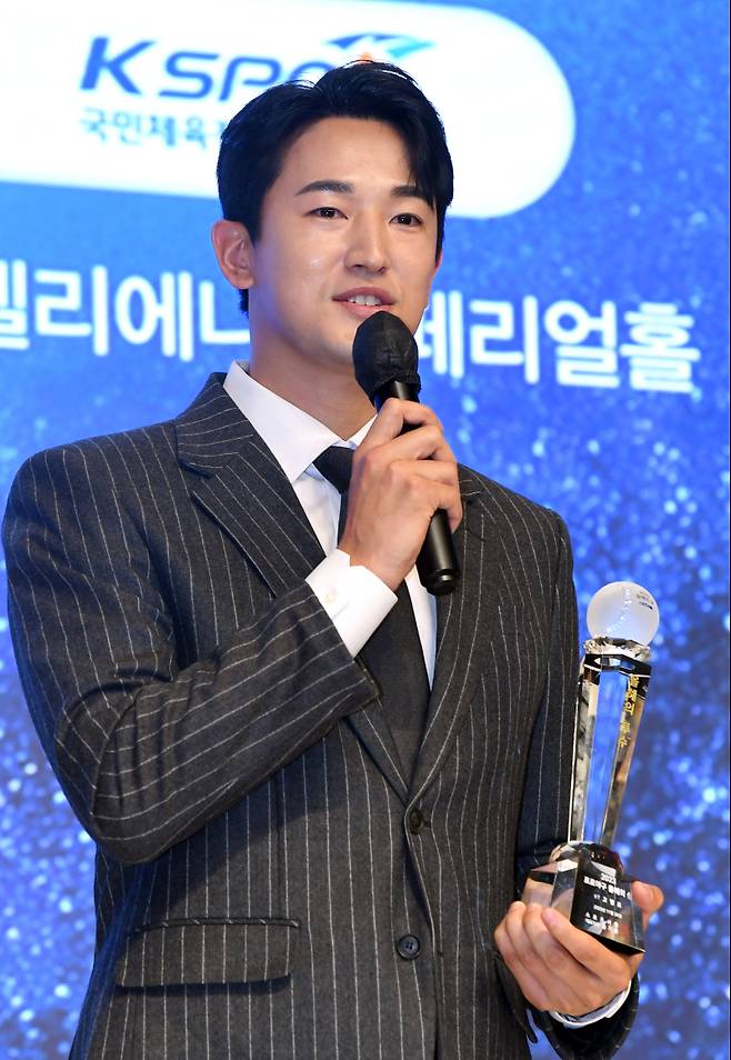 KT 위즈 고영표가 30일 서울 강남구 엘리에나 호텔에서 진행된 2023 프로야구 스포츠서울 올해의 상 시상식에서 올해의 투수로 선정된 뒤 소감을 밝히고 있다. 사진=스포츠서울 제공