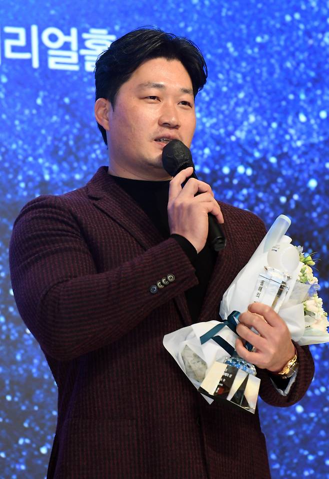 삼성 라이온즈 오승환이 30일 서울 강남구 엘리에나 호텔에서 진행된 2023 프로야구 스포츠서울 올해의 상 시상식에서 기록상을 수상한 뒤 소감을 밝히고 있다. 사진=스포츠서울 제공
