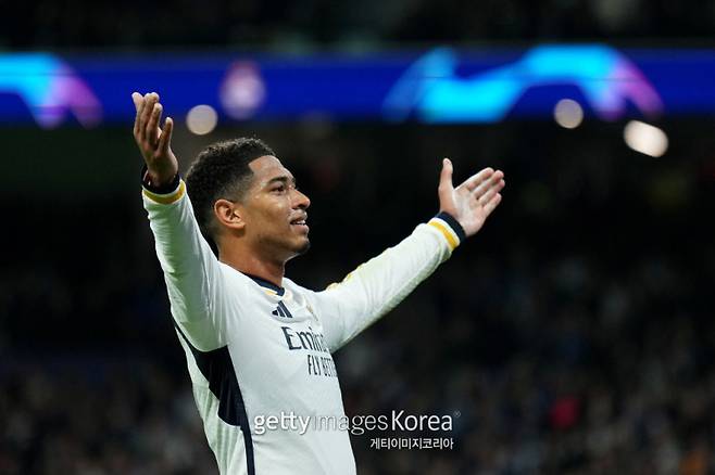 레알 마드리드 주드 벨링엄이 30일 나폴리와의 UEFA 챔피언스리그에서 골을 넣은 뒤 세리머니를 하고 있다. 이 골로 벨링엄은 레알 마드리드 구단 역사상 이적 후 챔피언스리그에서 4경기 연속골을 넣은 최초의 선수가 됐다. 사진=게티이미지