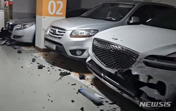 29일 대구 북구 칠성동의 한 아파트 지하주차장 1층에 주차된 차량들이 파손돼 있다. [사진=뉴시스/독자제공]