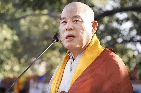 대한불교조계종 총무원장을 지낸 자승스님이 지난 2월 22일(현지시간) 인도 부다가야의 마하보디 사원에서 열린 세계평화를 기원하는 대법회에서 발언하고 있다. 사진 대한불교조계종