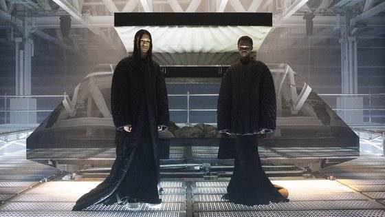 미래의 수면 캡슐이라는 상상력에 기반한 ‘몽클레르 + 릭 오웬스’ 컬렉션. 길고 가는 실루엣과 반짝이는 퀼팅 디자인이 특징이다. 사진 몽클레르