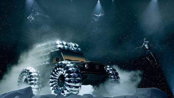 지난 2월 영국 런던에서 열린 '아트 오브 지니어스'의 한 장면. 은색 패딩으로 감싼 벤츠 G클래스가 등장했다. 사진 몽클레르