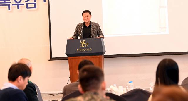 ▲ 9일 춘천 세종호텔에서 열린 제8회 군장병 독후감·군인가족 생활수기 공모전 시상식에서 춘천 출신 길승수 작가가 인문학 특강을 하고 있다.  서영