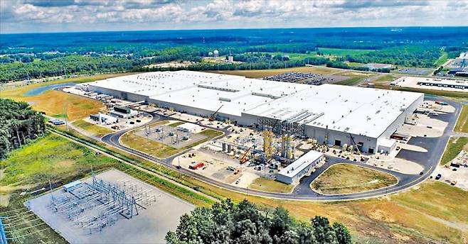 미국 제너럴모터스(GM)가 LG에너지솔루션에 현지 배터리 합작법인 얼티엄셀즈를 통해 받은 첨단 제조 생산 세액공제(AMPC) 보조금의 최대 85%를 배당해달라고 요구한 것으로 알려졌다. 미국 오하이오주에 있는 얼티엄셀즈 공장 전경. /얼티엄셀즈 제공