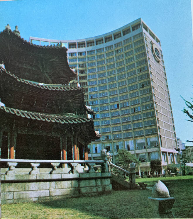 황궁우와 조선호텔 1971년. 셀수스 협동조합 제공