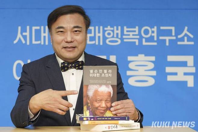 27일 서울 서대문구 서대문미래행복연구소에서 쿠키뉴스와 만나 인터뷰 중인 김홍국 전 경기도 대변인. 사진=임형택 기자