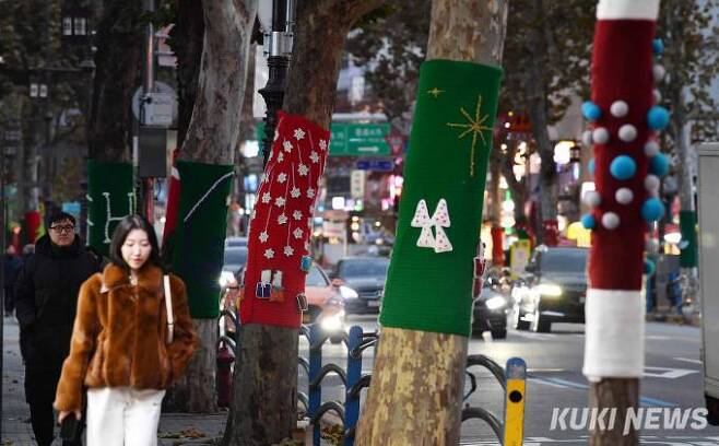 한국교회 연합기관들이 모여 있는 종로5가역 인근 가로수들이 따뜻한 크리스마스 옷을 입고 거리에 평화의 메세지를 전하고 있다.