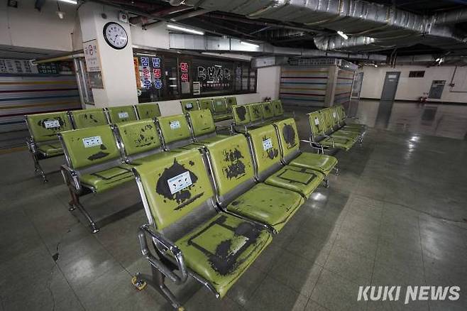 상봉터미널 폐업 및 영업 마지막날인 30일 오후 서울 중랑구 상봉터미널 대합실이 한산한 모습을 보이고 있다.