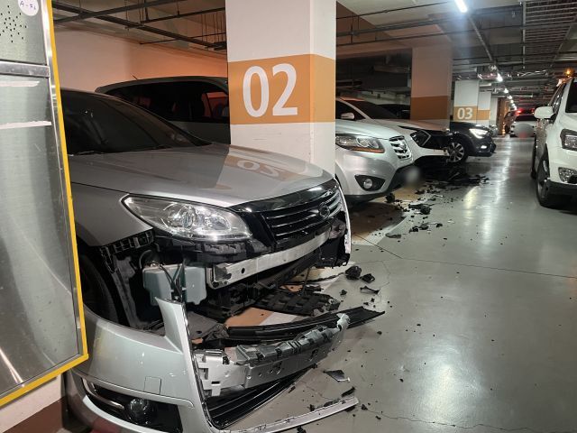 29일 대구 북구 한 아파트 지하 주차장에 차들이 파손된 채 주차돼있다. 연합뉴스