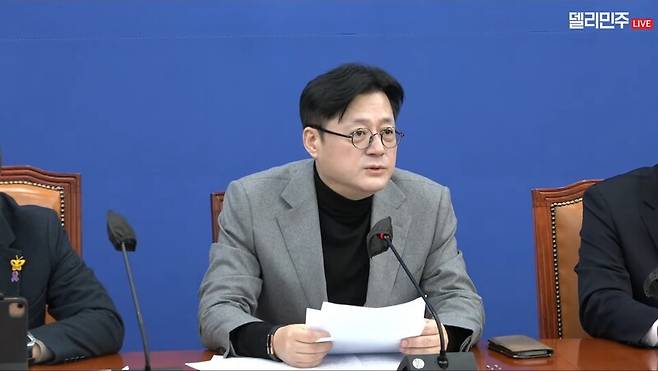 ▲홍익표 더불어민주당 원내대표가 30일 오전 국회 원내대표 회의실에서 연 정책조정회의에서 국민의힘이 이동관 방송통신위원장 탄핵소추안 상정을 위한 본회의 개최를 물리력을 막는다는 얘기가 나온다며 이를 국회 선진화법 위반으로 보고 좌시하지 않겠다고 밝히고 있다. 사진=더불어민주당 영상 갈무리
