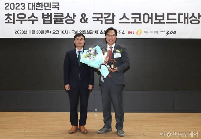 30일 서울 여의도 국회 의원회관에서 열린 '2023 대한민국 최우수 법률상 및 국감 스코어보드 대상' 시상식에서 김익태 머니투데이 편집국장(왼쪽)과 스코어보드 대상을 수상한 송언석 국민의힘 의원이 기념촬영을 하고 있다. /사진=이기범