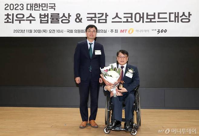 30일 서울 여의도 국회 의원회관에서 열린 '2023 대한민국 최우수 법률상 및 국감 스코어보드 대상' 시상식에서 김익태 머니투데이 편집국장(왼쪽)과 스코어보드 대상을 수상한 이종성 국민의힘 의원이 기념촬영을 하고 있다. /사진=이기범