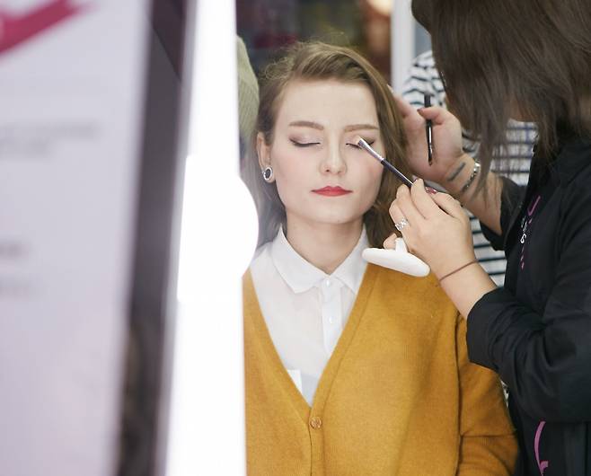 K-뷰티 체험중인 서양인 방한객