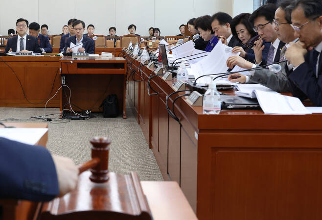 지난 15일 국회에서 열린 기획재정위원회 조세소위원회에서 류성걸 위원장이 의사봉을 두드리고 있다. [연합]