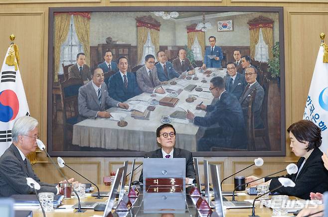 [서울=뉴시스] 사진공동취재단 = 이창용 한국은행 총재가 30일 서울 중구 한국은행에서 금융통화위원회를 주재하고 있다. 2023.11.30. photo@newsis.com