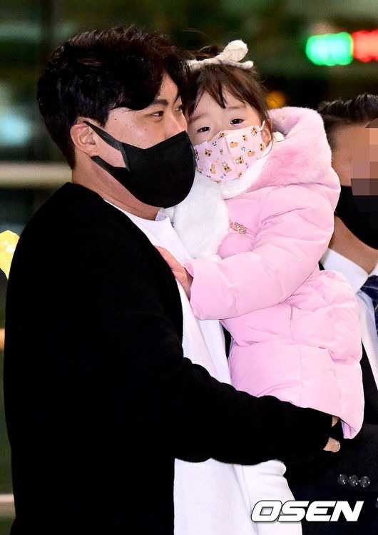 [OSEN=인천공항, 최규한 기자] 류현진이 딸을 품에 안고 출국장에 도착하고 있다. 2022.12.29 / dreamer@osen.co.kr