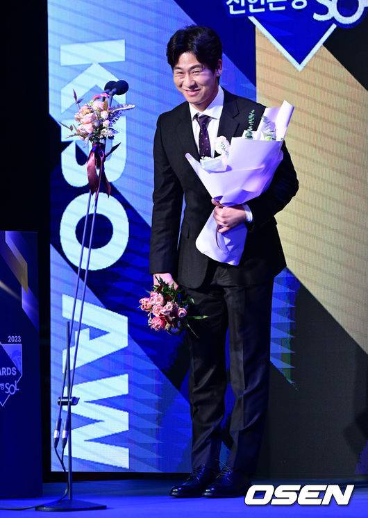 [OSEN=지형준 기자].KIA 박찬호가 KBO 수비상을 수상하며 소감을 말하고 있다. 2023.11.27 / jpnews.osen.co.kr
