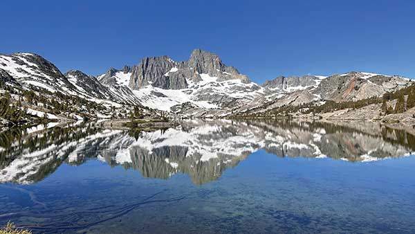 리터산의 완벽한 반영을 선물하는 가넷호수.