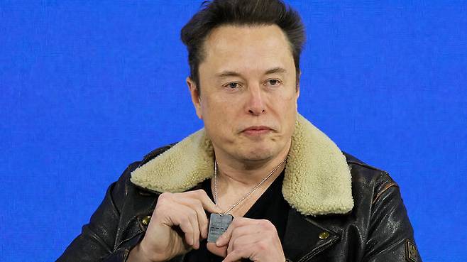 이스라엘에서 받은 인질 상징 목걸이 들어 보이는 일론 머스크