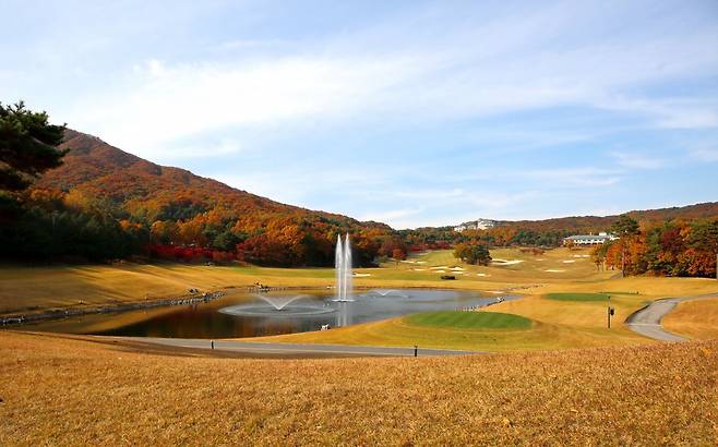 오크밸리CC 클럽하우스를 향해 호쾌한 티샷을 날리는 파5 메이플 코스 9번 홀은 하늘 높이 치솟는 분수가 가을단풍과 어울려 낭만적인 장면을 연출하는 홀로 골퍼들이 인증 샷을 즐기는 명소로 유명하다. 사진제공|오크밸리CC