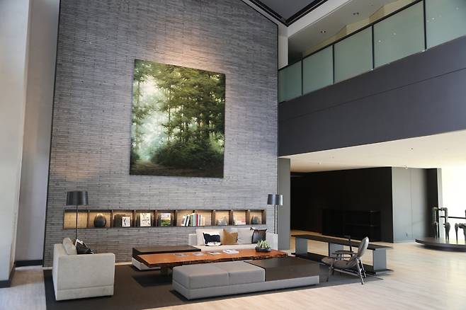 클럽하우스 로비는 간결하면서도 차분한 채색과 인테리어로 고풍스러운 호텔을 연상하게 한다.