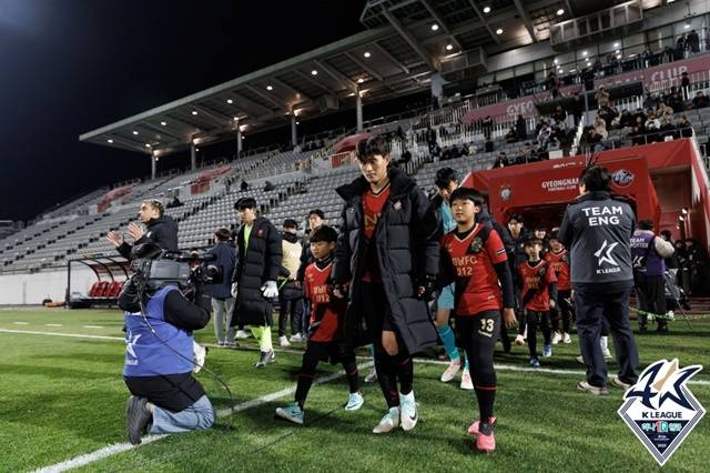경기 전 입장하는 경남FC 선수단. /사진=한국프로축구연맹 제공