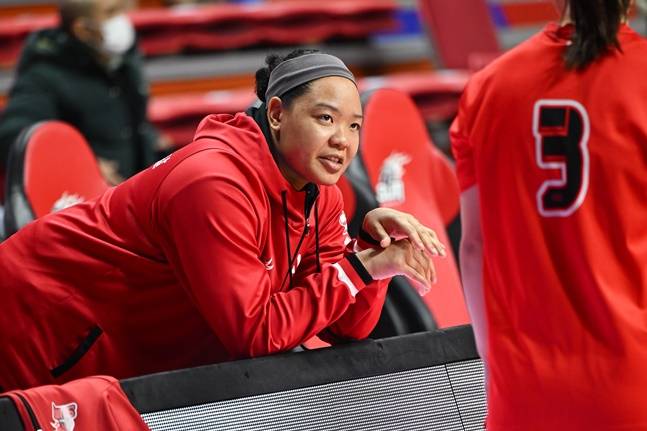 BNK 김한별이 29일 삼성생명과 홈경기에서 선수들의 훈련 모습을 지켜보고 있다. /사진=WKBL