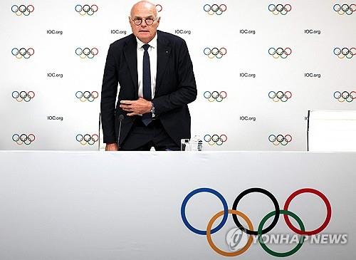 (파리 AFP=연합뉴스) 칼 스토스 IOC 위원이 29일(현지시간) 프랑스 파리에서 열린 IOC 집행위원회 회의 뒤 2030년과 2034년 동계 올림픽 개최지의 단독 후보지 결정 사항을 발표하고 있다.