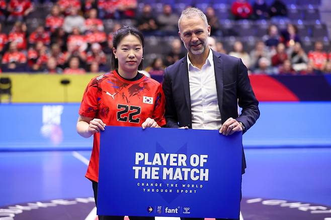 경기 최우수선수로 뽑힌 우빛나(왼쪽) [국제핸드볼연맹 제공. 재판매 및 DB 금지]