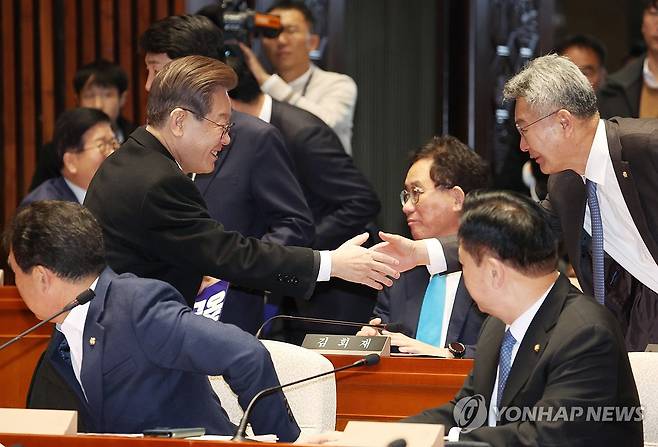 분위기 좋은 민주당 (서울=연합뉴스) 신준희 기자 = 30일 국회에서 본회의 전 열린 더불어민주당 의원총회에서 이재명 대표가 동료 의원들과 인사하고 있다. 2023.11.30 hama@yna.co.kr