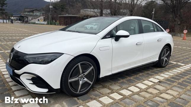 벤츠 EQE 350 측면. 하나의 활처럼 보이는 원-보우(one-bow) 라인이 돋보인다./사진=정민주기자