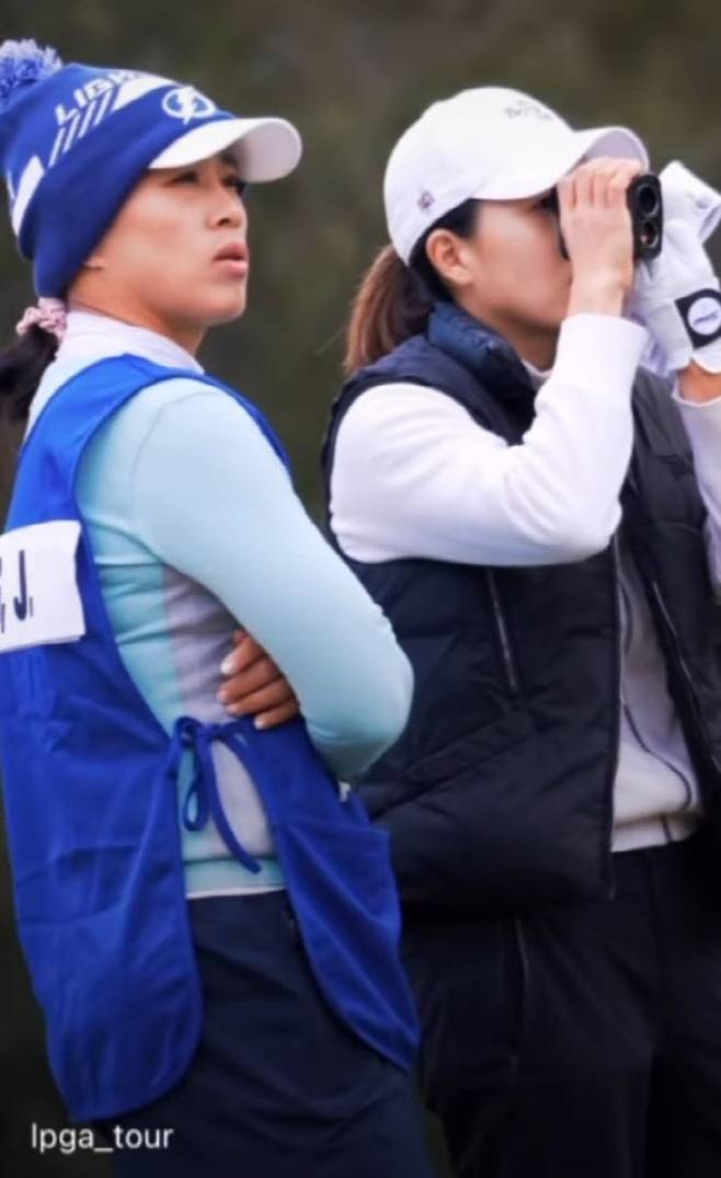 양희영(왼쪽)과 제니퍼 송이 1일 열린 LPGA 투어 퀄리파잉 시리즈 1라운드에서 코스 공략에 대해 논의하고 있다.(사진=LPGA)