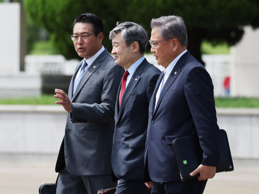 윤석열 대통령과 아세안(ASEAN·동남아시아국가연합) 관련 정상회의와 주요 20개국(G20) 정상회의에 참석하는 박진 외교부 장관, 조태용 국가안보실장, 김태효 국가안보실 1차장이 출국을 위해 지난달 5일 성남 서울공항에서 공군 1호기로 향하고 있다. (사진=연합뉴스)