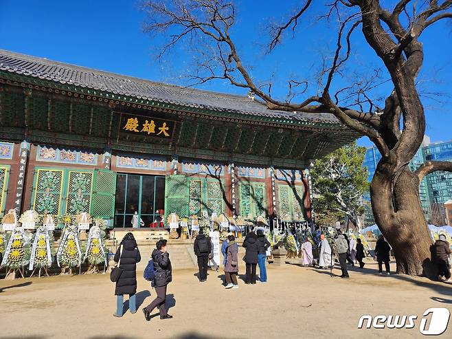 자승스님을 추모하기 위해 조계사에 모인 신자들/ 뉴스1 ⓒ News1 장성희 기자