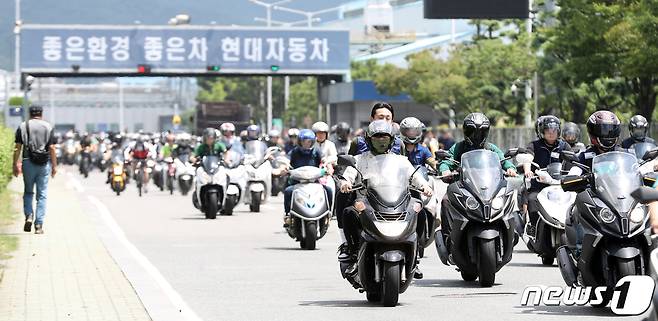 현대자동차 울산공장 명촌정문에서 오전조 근로자들이 퇴근을 하고 있다. 2023.7.12/뉴스1 ⓒ News1 조민주 기자