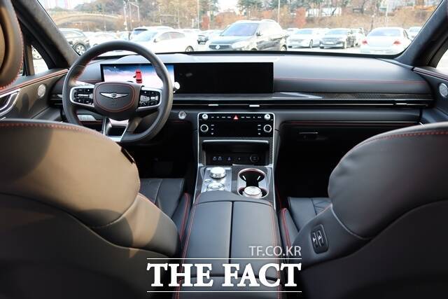 GV80 쿠페의 내부 모습. 옵시디언 블랙·세비야 레드 투톤이 적용됐다. /이상빈 기자