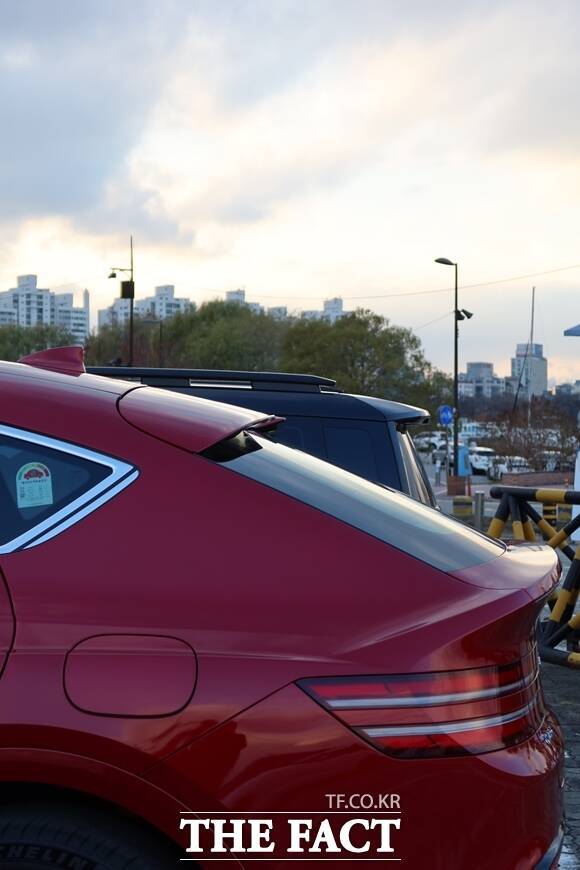 현대자동차 '디 올 뉴 싼타페'와 제네시스 GV80 쿠페의 뒷 모습. GV80 쿠페는 싼타페와 비교해 트렁크 공간이 좁다. /이상빈 기자